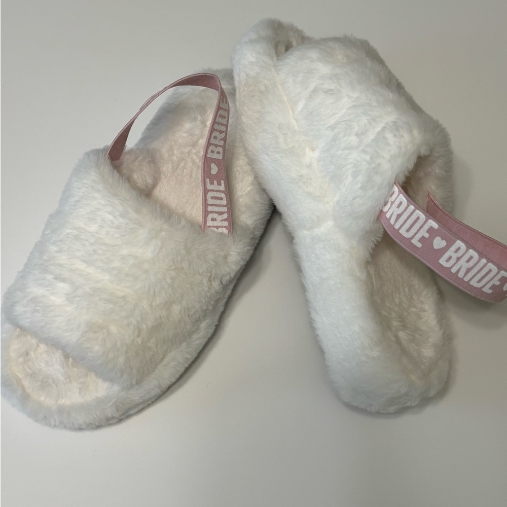 XO Fetti Bride 2 Be White Fuzzy Fur Bride Slippers S/M Getting Ready Wedding